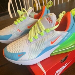 NIKE Air Max 270